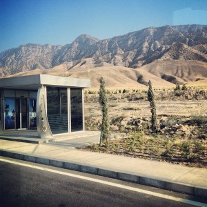 Türkmənistanda səhranın ortasında kondisionerli avtobus dayanacağı. Bu inkişafı necə görməmək olar? (Foto: Əli Novruzov)